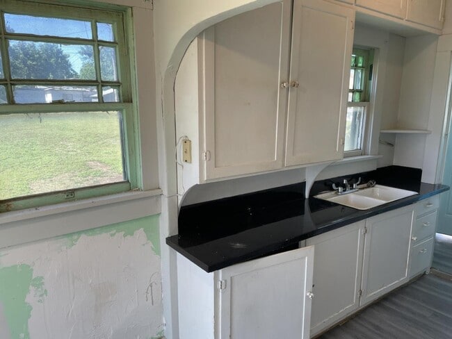 Building Photo - 610 Noble St