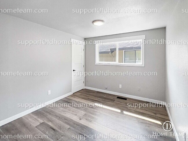 Building Photo - "Charming 4-Bedroom Home with Scenic Views & Finished Basement in Renton!"
