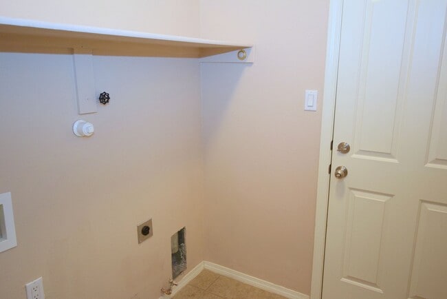Building Photo - Great 3 Bedroom Home