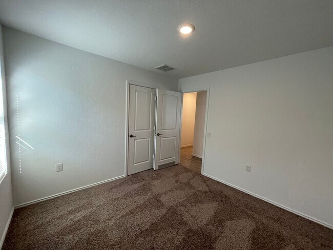Building Photo - Like-New | 3 bed/2 bath | 1-story | No Carpet | Wonderful Amenities |On Golf Course in Mission De...