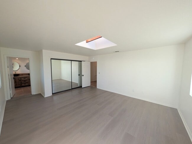 Building Photo - Private 2 Bedroom Plus Home in Vista!