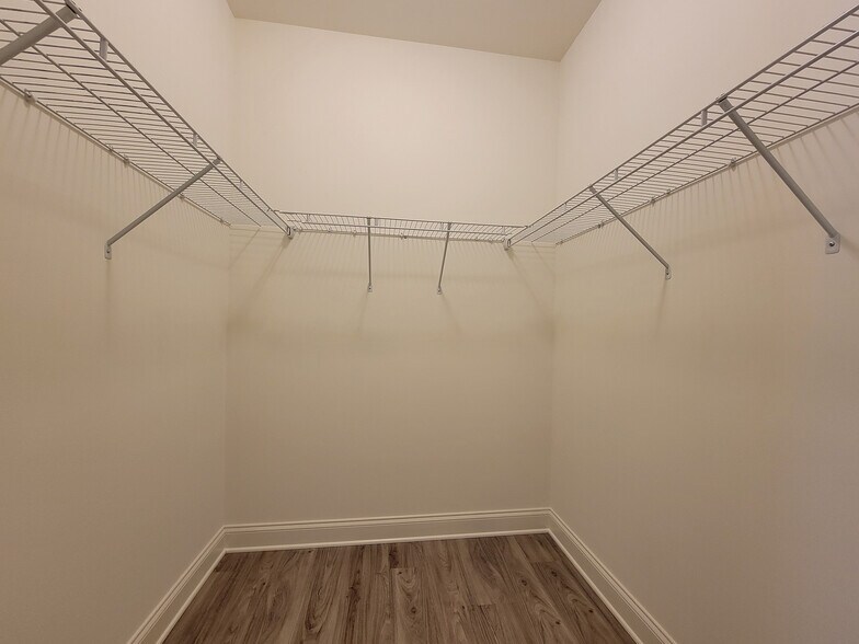 Building Photo - 642 Brentwood Dr