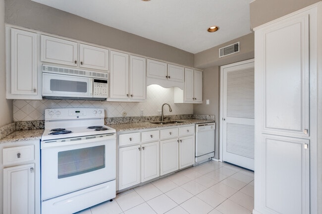 Building Photo - 10745 Sandpiper Ln
