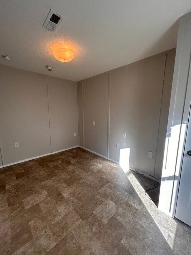 Building Photo - Naples 3/2 updated home