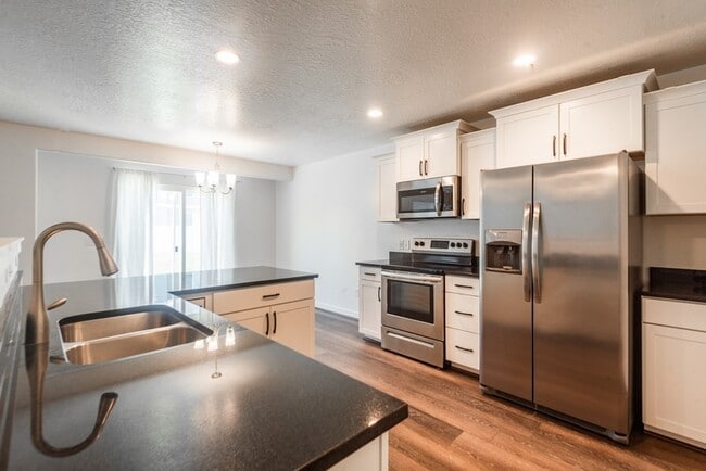 Building Photo - 461 S Day Dream Ln