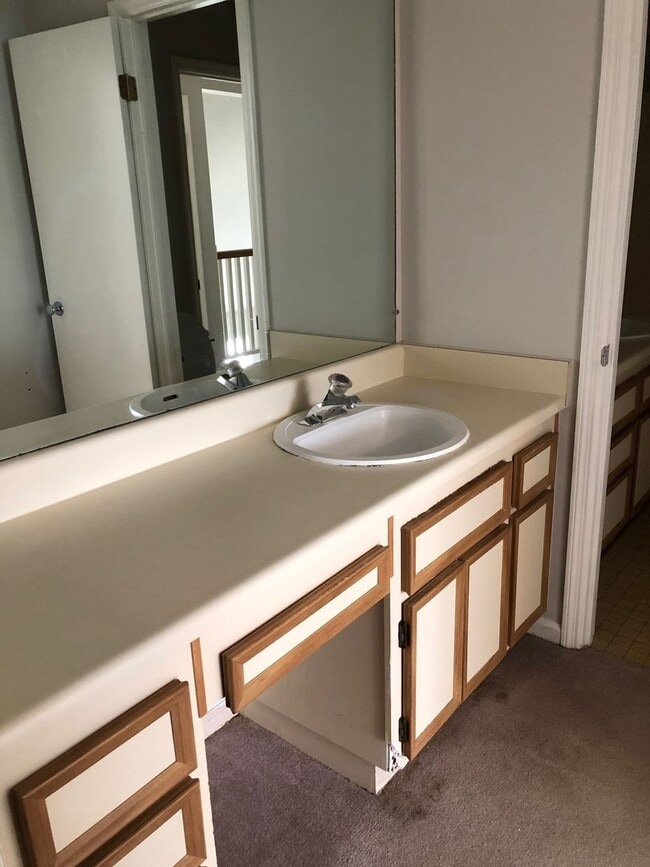 Building Photo - Cute 2 bedroom, 2 bath