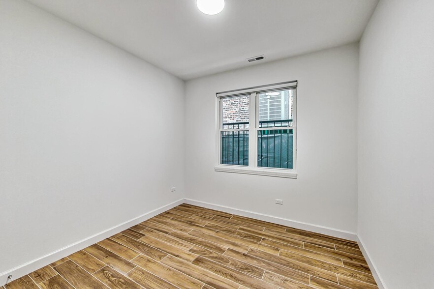 Building Photo - 5126 S Kenwood Ave