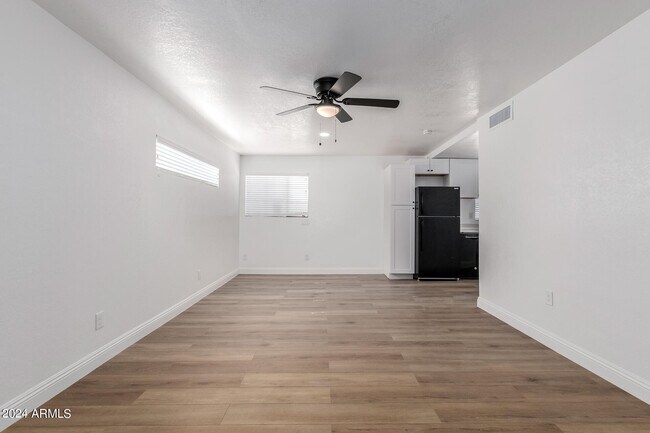 Building Photo - 723 E Sunnyslope Ln