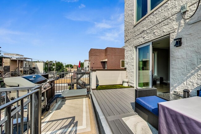 Building Photo - 2429 W Augusta Blvd