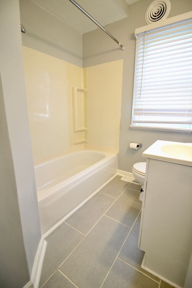 Building Photo - 4 Bed 2 Bath Farmington Hills home for lease