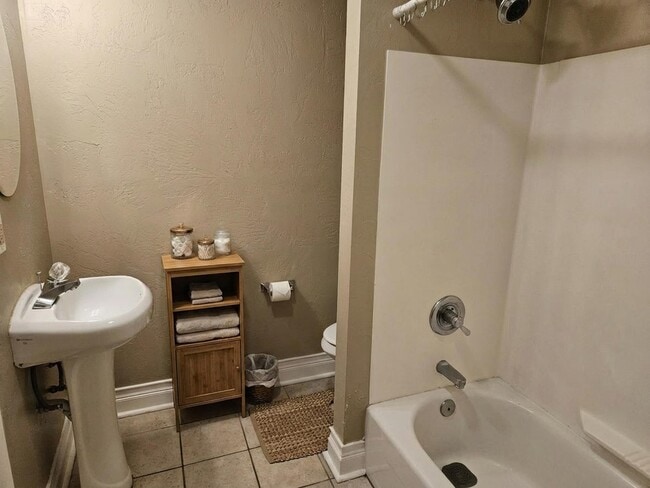 Building Photo - 246 S St Clair St