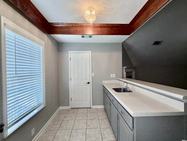 Building Photo - 271 Meadowland Dr