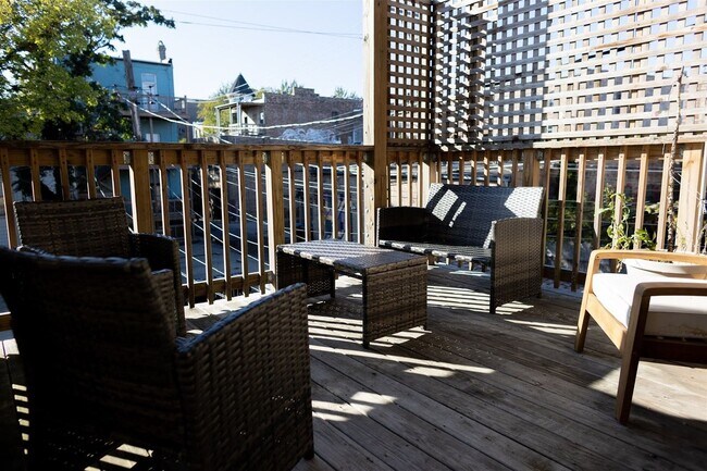 Building Photo - HUGE Condo Quality 4bed/2bath in Hot Wicker Park! Central Air! In-Unit Laundry! Deck! FREE Internet!