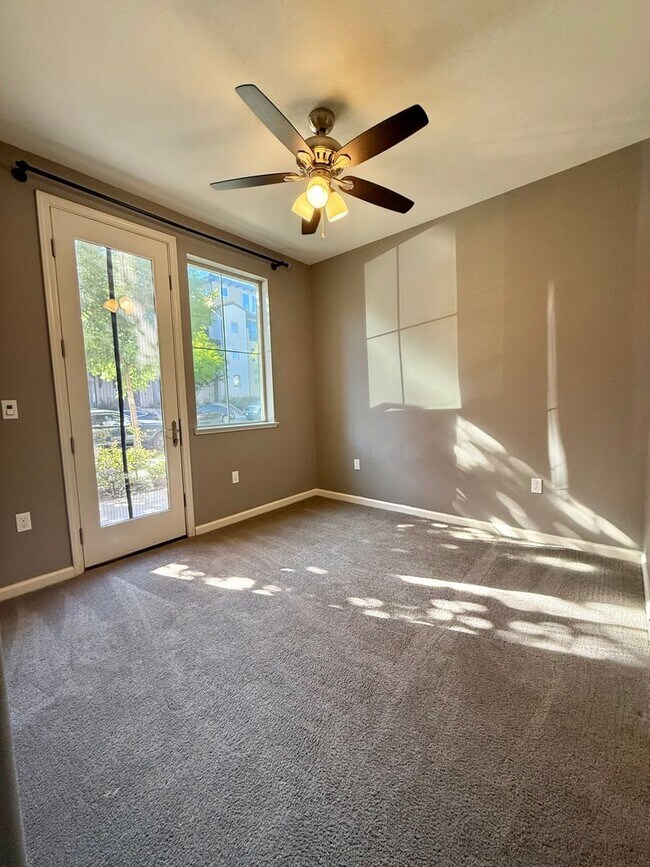 Building Photo - Beautiful 4 Bedroom, 3.5 Bathroom Home in Desirable Communication Hills