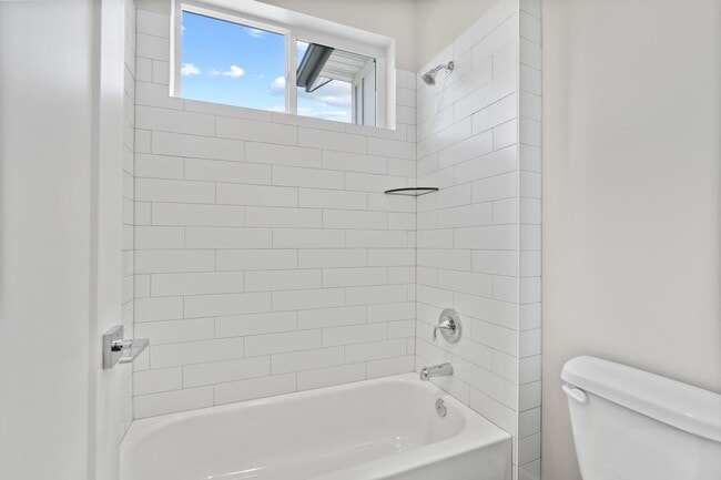 Building Photo - Cozy, Bright, and Spacious Home Nestled in Midway