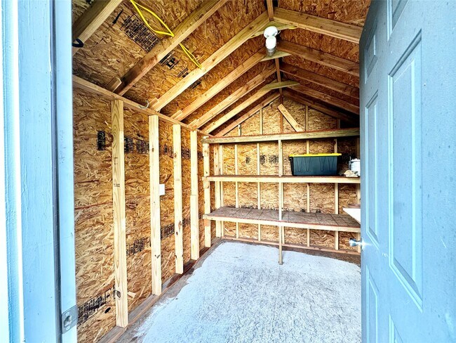 Building Photo - 1035 Louise St