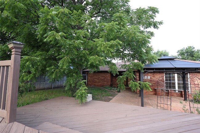 Building Photo - 722 Smalley Dr