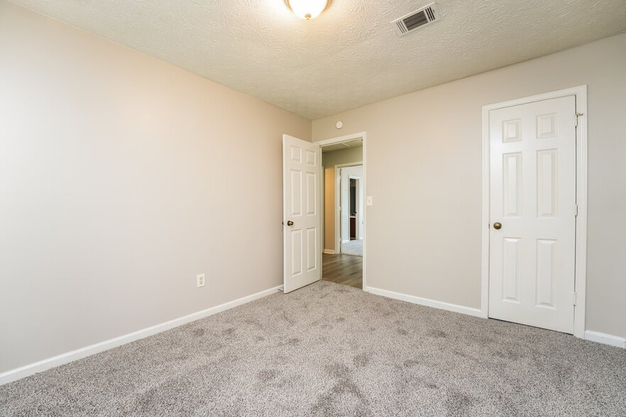 Building Photo - 5603 Wells Cir