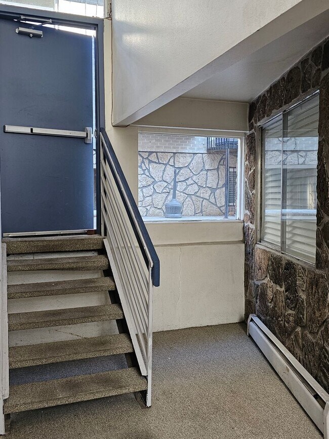 Building Photo - Price reduced!!-Cozy 1 bedroom garden leve...