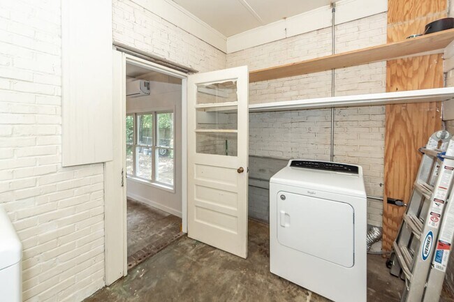 Building Photo - 453 Wade Hampton Dr