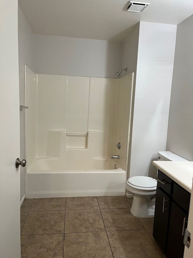 Building Photo - JR5904