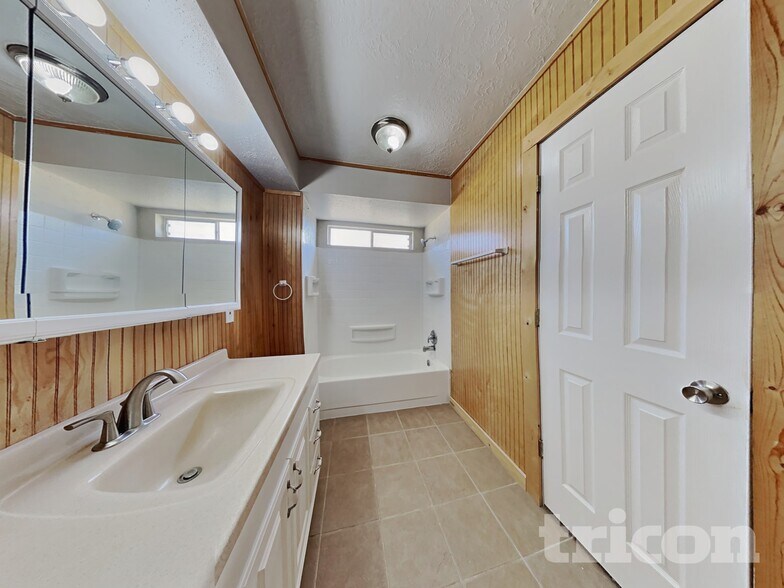 Building Photo - 22731 River Birch Dr