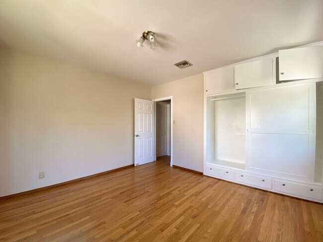 Building Photo - Spacious 3 Bed · 2 Bath Hillside Home — Mo...