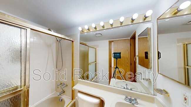 Building Photo - 935 Greenbrier Dr