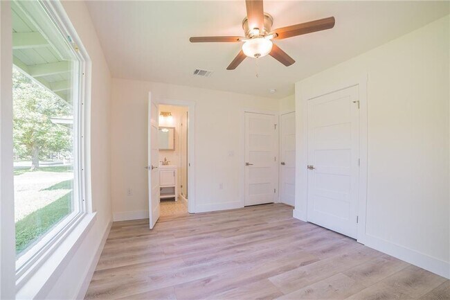 Building Photo - 1502 Villanova Dr