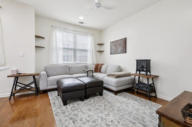 Building Photo - 273 Roslyn Ct