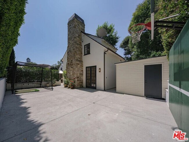 Building Photo - 744 San Lorenzo St