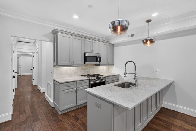 Building Photo - Bright Adams Morgan Condo with Den, Two Full Baths & In-Unit Laundry