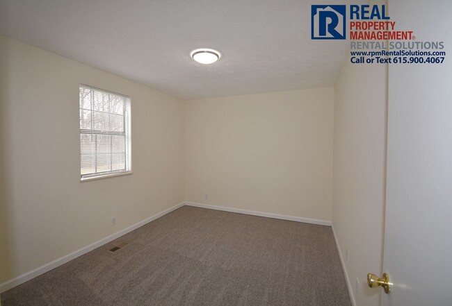 Building Photo - One level 3BR home 3.5 mi to Nissan, w/dry...