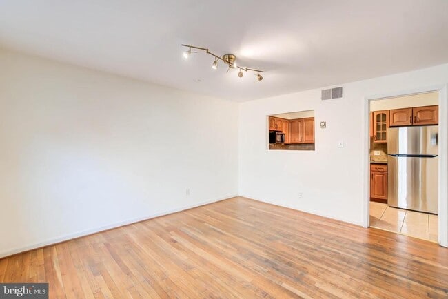 Building Photo - 900 24th St NW