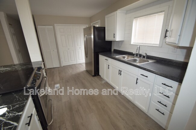 Building Photo - 3134 Skyview Dr