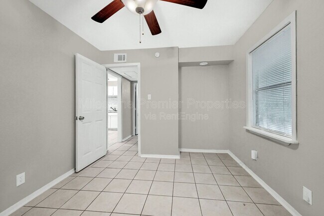 Building Photo - 816 S Crockett St