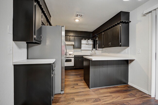 Building Photo - 1333 E Brooks St