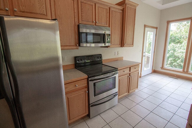 Building Photo - 1420 Bradford Dr