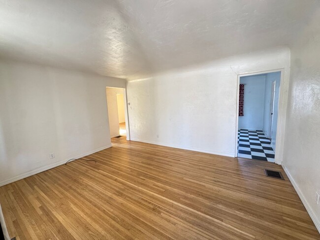 Building Photo - University Home, Great Layout!