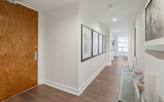 Building Photo - 110 E Delaware Pl