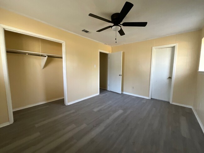 Building Photo - 1361 Shady Ln