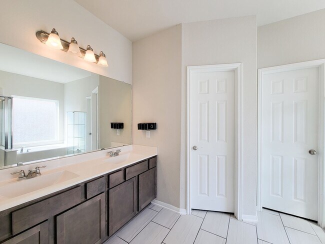 Building Photo - Live comfortably in this stunning Lake Rid...