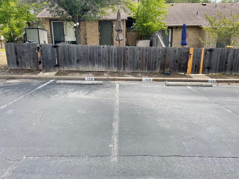 Building Photo - 1015 E Yager Ln