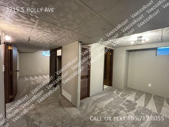 Building Photo - Updated 3 Bedroom 2 Bathroom!