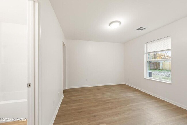 Building Photo - FOR RENT in LAFAYETTE!