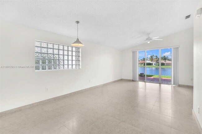 Building Photo - 16411 Sapphire Bend