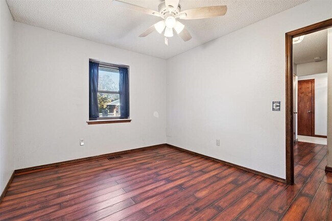 Building Photo - 805 Arlington Dr