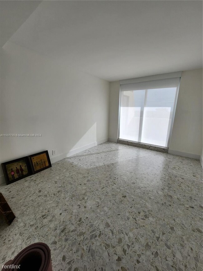 Building Photo - 2 br, 2 bath Condo - 2555 Collins Ave Apt 306