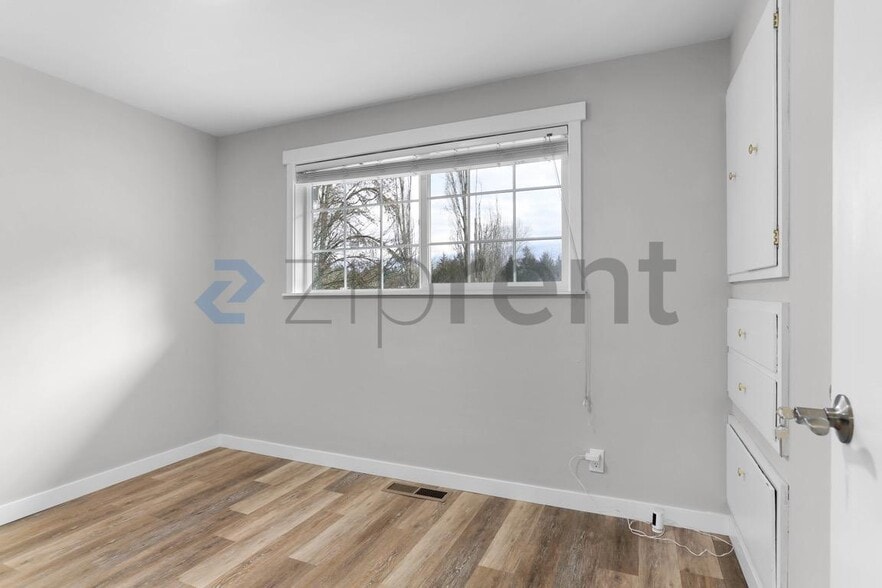 Building Photo - 1020 151st Ave SE