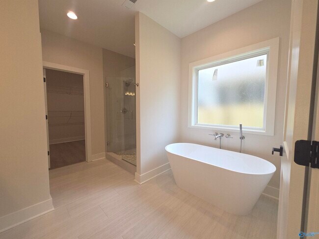 Building Photo - 2909 9th Ave SW